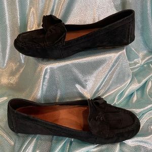 Ugg suede flats with cute bow accent. Rubber‎ grip sole size 9 fits loose.